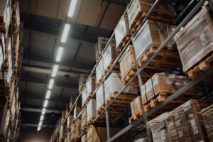 Cajas de cartón marrones sobre una estantería metálica