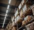 Cajas de cartón marrones sobre una estantería metálica