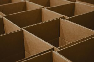 Cajas de cartón abiertas para envíos de comercio electrónico