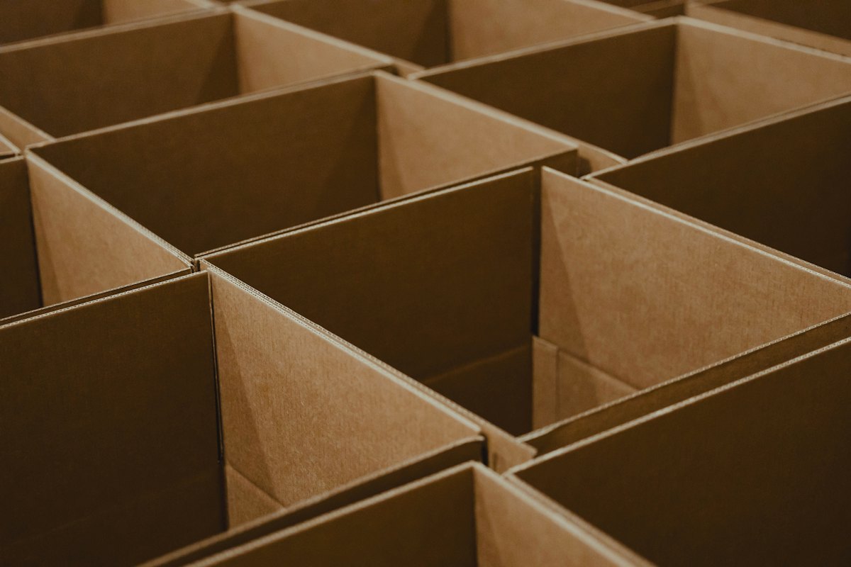 Cajas de cartón abiertas para envíos de comercio electrónico