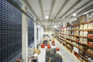 Almacén logístico amplio lleno de cajas