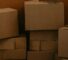 Pila de cajas de cartón sobre fondo marrón