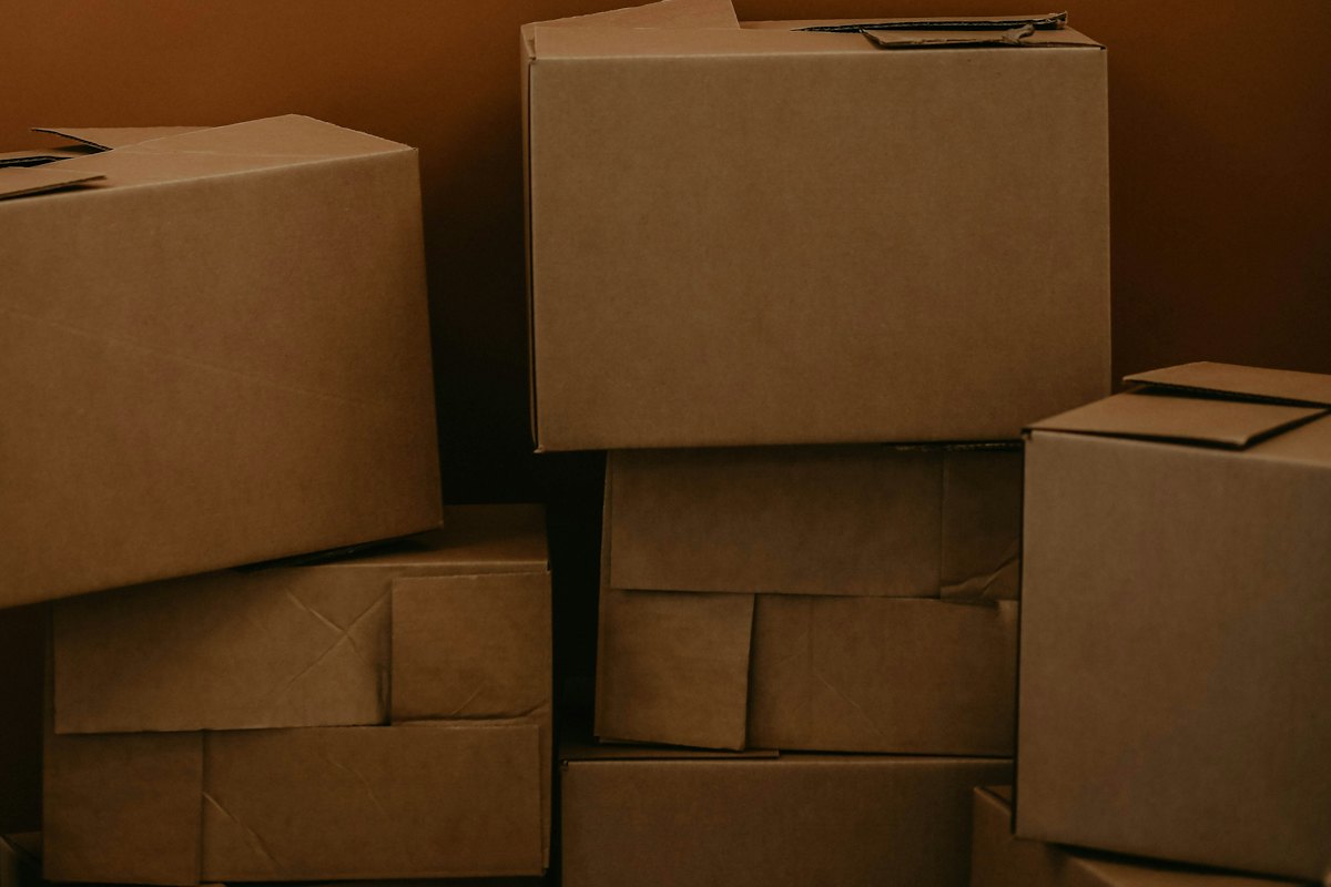 Pila de cajas de cartón sobre fondo marrón